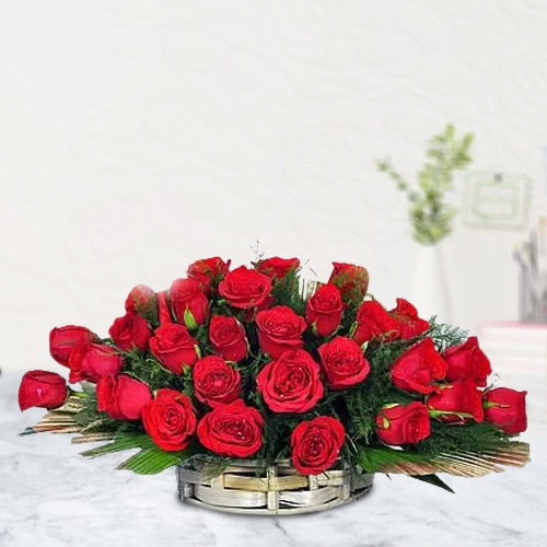 Send Luxurious Arrangement of Red Roses