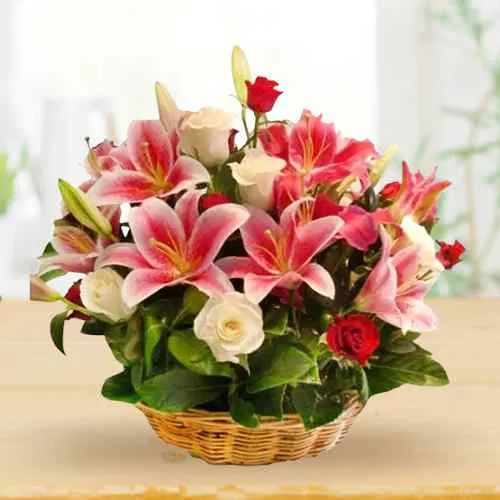 Send Lovely Arrangement of Pink Roses with Pink Lilies